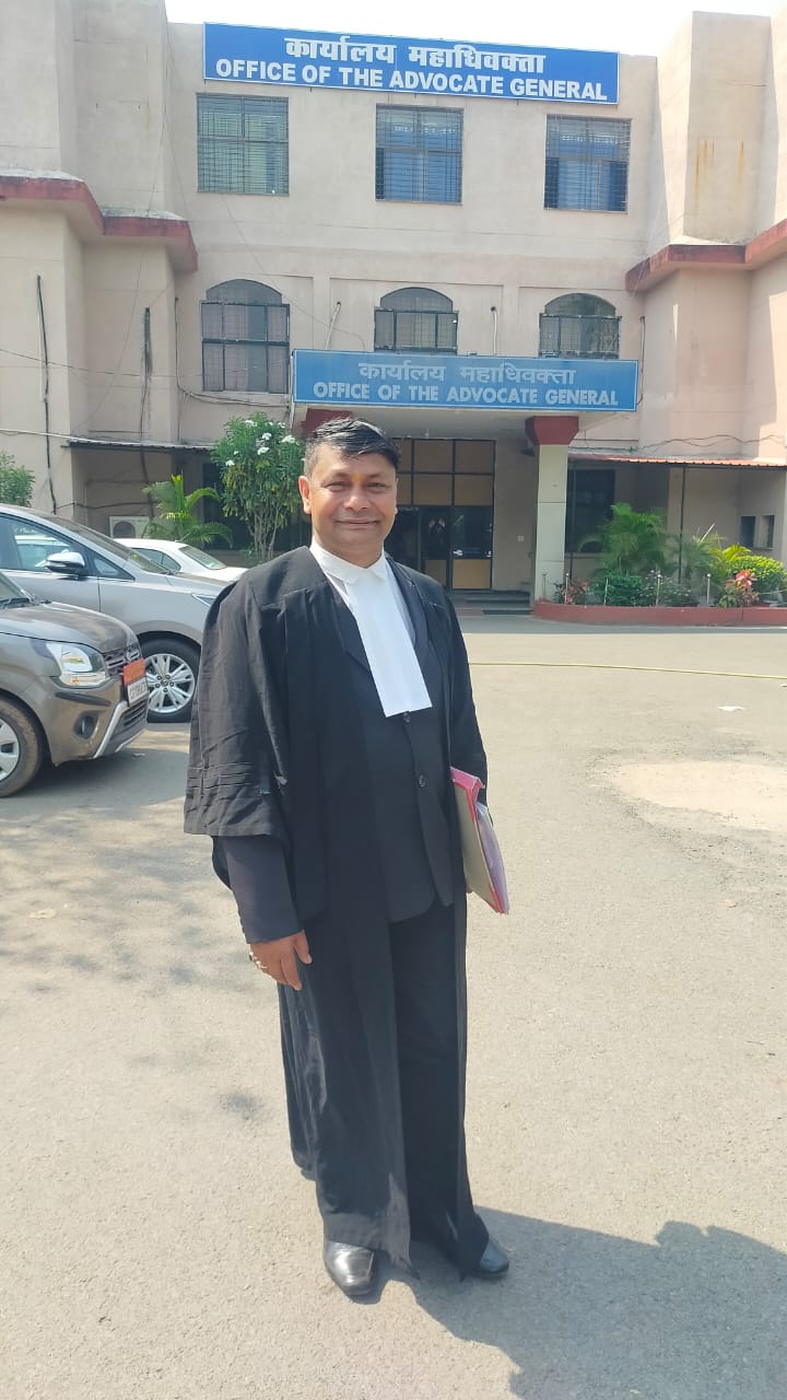बतौती अधिवक्ता कक्ष नहीं होने से  मजबूर अधिवक्ता तंगहाल कमरे में बैठने हैं मजबूर